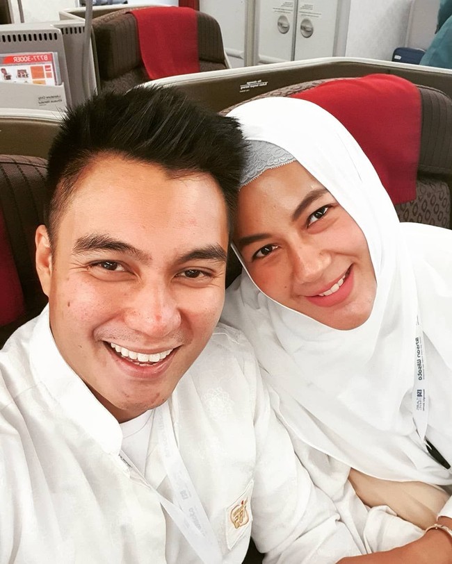 Berpose di pesawat yang membawanya dan Baim ke Tanah Suci, Paula sudah tampil dengan khimar instant putih yang dilengkapi dengan inner brokat berwarna abu-abu. Foto: instagram @paula_verhoeven