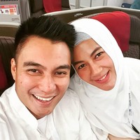 Berpose di pesawat yang membawanya dan Baim ke Tanah Suci, Paula sudah tampil dengan khimar instant putih yang dilengkapi dengan inner brokat berwarna abu-abu. Foto: instagram @paula_verhoeven