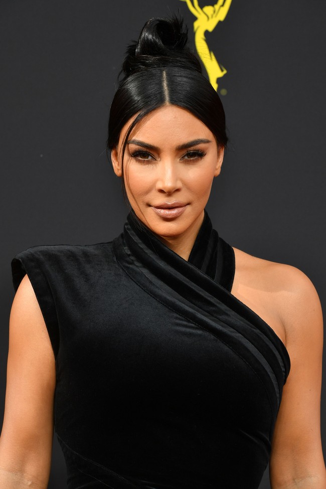 Kim Kardashian pernah memberitahukan kepada beberapa media bahwa dirinya adalah penggemar activated charcoal lemonade. Istri dari Kanye West itu mengonsumsi activated charcoal atau arang aktif sebagai makanan dietnya. Arang aktif dapat menyerap racun dan banyak digunakan dalam dunia medis untuk keadaan darurat, seperti overdosis. Namun buruknya, mengonsumsi arang aktif dapat mengganggu fungsi dari obat-obatan yang dikonsumsi dan juga bisa memperlambat nutrisi pada tubuh. Mengonsumsi ini dalam jumlah besar dapat menyebabkan berbagai gangguan kesehatan, seperti muntah, diare, sembelit, lidah dan bibir hitam, dan sebagainya. Foto: Getty Images