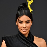 Kim Kardashian pernah memberitahukan kepada beberapa media bahwa dirinya adalah penggemar activated charcoal lemonade. Istri dari Kanye West itu mengonsumsi activated charcoal atau arang aktif sebagai makanan dietnya. Arang aktif dapat menyerap racun dan banyak digunakan dalam dunia medis untuk keadaan darurat, seperti overdosis. Namun buruknya, mengonsumsi arang aktif dapat mengganggu fungsi dari obat-obatan yang dikonsumsi dan juga bisa memperlambat nutrisi pada tubuh. Mengonsumsi ini dalam jumlah besar dapat menyebabkan berbagai gangguan kesehatan, seperti muntah, diare, sembelit, lidah dan bibir hitam, dan sebagainya. Foto: Getty Images