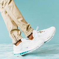 Tidak ketinggalan tulisan MT. 14:25 yang menghiasi sisi samping sneakers. Tulisan tersebut diduga mengacu pada salah satu kitab di Injil, yakni Matius 14:25. Ayat tersebut mengisahkan tentang Yesus berjalan di atas air. (Foto: Dok. MSCHF)