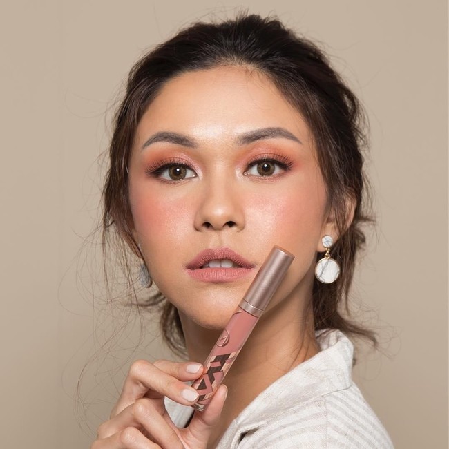Lipstik Nana Mirdad Mengikuti jejak artis lainnya yang rilis liquid lipstick, Nana Mirdad pun mencoba peruntungannya berbisnis lipstik pada 2018 melalui merek Namir Beauty. Liquid lipstick dari Nana Mirdad ini dijual seharga Rp 149 ribu.   Foto: Instagram
