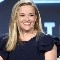 Reese Witherspoon adalah penggemar dari makanan bayi. Reese pun menjadikan makanan bayi sebagai makanan dietnya. Diet ini dilakukan dengan cara mengganti sarapan pagi dengan konsumsi 14 bungkus makanan bayi yang masing-masing bungkus memiliki kalori sekitar 25 hingga 75 kalori. Makanan bayi memang dikatahui rendah kandungan pengawet dan bahan aditif. Namun saat orang dewasa mengonsumsi makanan bayi terus-menerus tentunya akan berdampak tidak baik untuk kesehatan karena kebutuhan tubuh orang dewasa dan bayi sudah berbeda. Foto: Getty Images