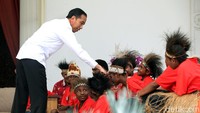 Jokowi menyapa satu per satu anak-anak.