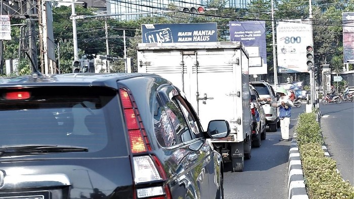 Ilustrasi penjual koran di lampu merah