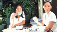 Meski sibuk memainkan banyak peran di sejumlah film, Tara masih menyempatkan untuk nongkrong bersama temannya di sebuah kafe. Foto: Instagram @Tarabasro