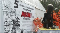 Berlangsung dari tanggal 7-13 Oktober 2019 atau akhir pekan ini, Pekan Kebudayaan Nasional (PKN) 2019 menghadirkan sejumlah venue menarik terkait budaya  Indonesia. Salah satu yang cukup mencuri perhatian adalah venue tradisi pemakaman istimewa dan mumi asli Indonesia di sisi Utara Istora Senayan (Randy/detikcom)