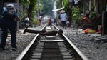 Foto: Kafe Ikonik di Pinggir Rel Kereta Ini Akan Ditutup