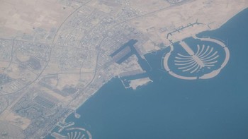 “Foto menakjubkan Dubai dari angkasa. Kota ini adalah sumber inspirasi terbesar bagiku,” tulisnya. Foto: Hazza Al Mansouri