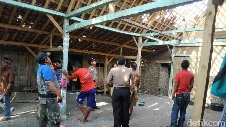 Atap 4 Rumah di Bojonegoro Melayang Diterbangkan Puting Beliung Atap 4 Rumah di Bojonegoro Melayang Diterbangkan Puting Beliung