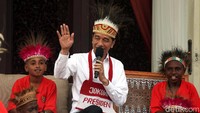 Ada 30 anak yang diundang ke Istana. Mereka berasal dari tiga sekolah dasar yang berbeda, yakni SD Negeri Inpres Kemiri, SD Negeri Inpres Mbait, dan SD YPPK Agats. Presiden Joko Widodo mengaku pernah bertemu anak-anak SD ini saat meninjau banjir di Sentani, April 2019, serta saat mengunjungi Asmat, April 2018.