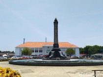 Mobil HRV Nyangkut di Taman Tugu Muda Semarang, Pengemudi Kabur