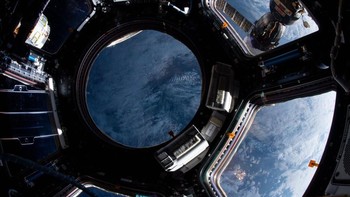 Foto yang diambil sesaat sebelum ia pulang pada 3 Oktober silam. Saya kembali dengan ambisi yang sudah tercapai. Kita belum selesai, membawa kembali zaman keemasan astronot Arab,” cetusnya. Foto: Hazza Al Mansouri