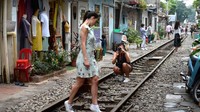 Hal tersebut menjadi alasan kuat ketika pada hari Minggu (6/10) lalu, sebuah kereta api yang harusnya melintas terpaksa jadwal ulang. pihak berwenang melakukan hal ini karena banyaknya turis yang berfoto di rel ini. (CNN/Getty Images)