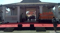 Terkait belum adanya izin dari Keraton Ngayogyakarta Hadiningrat, detikcom pun berupaya bertanya kepada panitia acara. Sesampainya di media center, salah seorang panitia menyebut bahwa detikcom harus menghubungi takmir Masjid Gede untuk menjelaskan polemik tersebut. Namun hingga berita ini ditulis takmir Masjid Gedhe belum merespons.