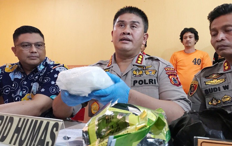 Polisi Tangkap Pengedar 1 Kg Sabu Seharga Rp 1,5 Miliar di Sulsel Polisi Tangkap Pengedar 1 Kg Sabu Seharga Rp 1,5 Miliar di Sulsel