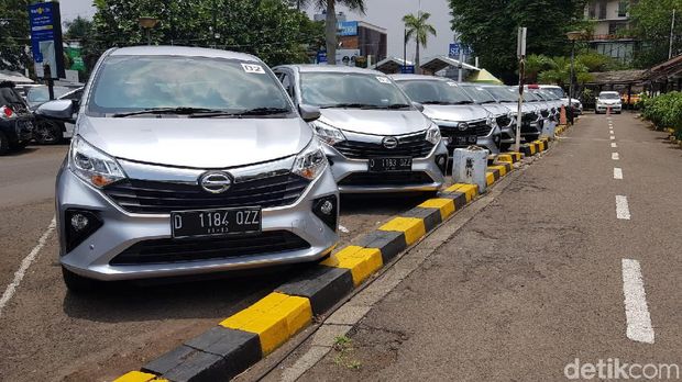 Daihatsu Sigra di Stasiun KA Bandung