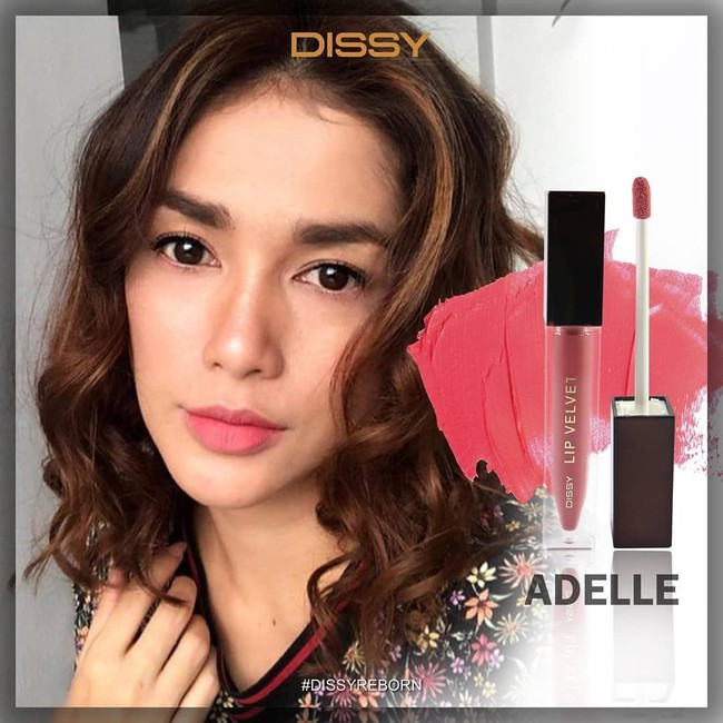 Lipstik Ussy Melalui label Dissy, Ussy Sulistiawaty mencoba berbisnis kosmetik termasuk lipstik. Ussy merilis lipstik dalam beberapa jenis di antaranya lipstik matte, lip gloss dan butter lips. Lipstik Ussy dijual mulai dari Rp 70 ribuan.   Foto: Instagram