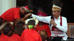 Ketika Jokowi Pakai Topi Rumbai