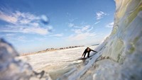 Ada banyak aktivitas yang bisa dilakukan di Outer Banks, seperti surfing (Facebook/Visit The Outer Banks)
