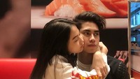 Restoran Sushi jadi tempat yang dipilih kala makan bareng dengan kekasih. Seperti momen yang satu ini, keduanya nampak menggemaskan. Foto: Instagram @athallanaufal7