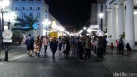 Hasilnya terlihat wisatawan tidak ragu untuk berfoto di tengah jalan dengan latar bangunan tua atau lampu-lampu jalan.