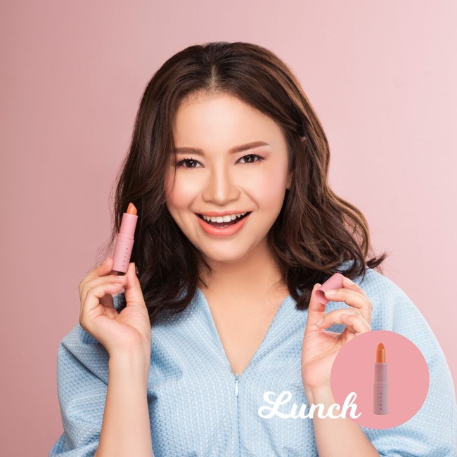 Lipstik Rossa Penyanyi Rossa meluncurkan bisnis kosmetik dengan merilis lipstik pada 2017 kemarin. Rossa berbisnis lipstik melalui brand Rossa Beauty. Tiga jenis lipstik yang dirilisnya adalah lip matte, lip tease yang berbentuk lipstik pada umumnya dan lip sorbe. Berbagai produk kecantikan dari Rossa dijual mulai dari Rp 50 ribu.   Foto: Instagram