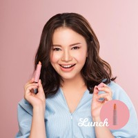 Lipstik Rossa Penyanyi Rossa meluncurkan bisnis kosmetik dengan merilis lipstik pada 2017 kemarin. Rossa berbisnis lipstik melalui brand Rossa Beauty. Tiga jenis lipstik yang dirilisnya adalah lip matte, lip tease yang berbentuk lipstik pada umumnya dan lip sorbe. Berbagai produk kecantikan dari Rossa dijual mulai dari Rp 50 ribu.   Foto: Instagram
