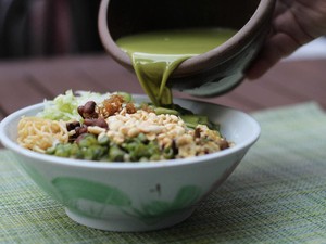 Keren! Keluarga Ini Punya Resep Teh Campur Nasi Berusia 100 Tahun