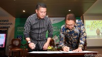 Direktur Pelayanan BPJS Ketenagakerjaan Krishna Syarif dan Direktur Utama PT Pusat Studi Apindo Harijanto menandatangani MoU terkait Pengembangan Kompetensi Tenaga Kerja Melalui Pelatihan Vokasi, di Jakarta, Kamis (10/10/2019).