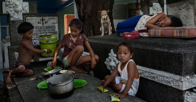 Hidup di Antara Orang Mati, Orang-orang Ini Masak dan Makan di Kuburan