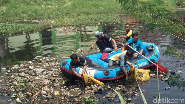 Jijik, Sungai Cipamokolan Bau dan Tertutup Sampah
