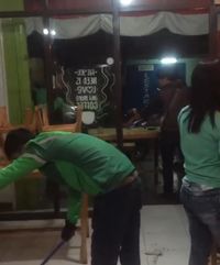 So Sweet! Para Ojol Bantu Bereskan Kedai Makan yang Mau Tutup