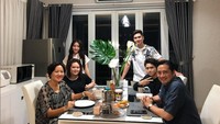 Tak melulu makan mewah di restoran atau kafe, Athalla juga bisa makan mewah meski dilakukan di ruang makan rumahnya. Foto: Instagram @athallanaufal7