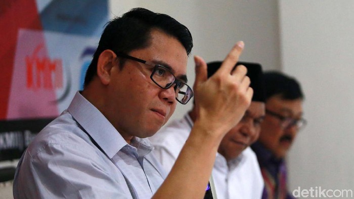 Anggota DPR Arteria Dahlan memaparkan pandangannya terkait polemik UU KPK dalam diskusi Mengukur Sepak Terjang KPK di Jakarta. Begini ekspresinya.