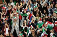 Ekspresi Kegembiraan Wanita Iran yang Dibolehkan Nonton Bola Setelah 38 Tahun
