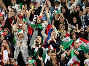 Ekspresi Kegembiraan Wanita Iran, Dibolehkan Nonton Bola Setelah 38 Tahun