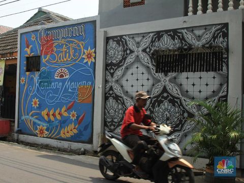 -Di Kota tangerang ada pemukiman padat penduduk di kelurahan Larangan Selatan yang mendeklarasikan diri menjadi Kampung batik Kembang Mayang. Nantinya corak batik Kembang Mayang akan dipatenkan agar menjadi ciri khas Kota Tangerang. Pembentukan Kampung batik kembang mayang berangkat dari inisiatif warga Jalan Mayang RT 02 RW XI Larangan Selatan, Kota Tangerang pada pertengahan tahun 2017. 