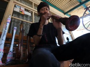 Melihat Pembuatan Terompet Pencak yang Bernilai Jual Tinggi