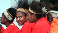 Para anak-anak ini tampil kompak mengenakan pakaian serba merah dengan aksesori yang khas dari Papua.