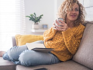 Santai Saat Weekend, Awas 4 Posisi Duduk di Sofa Ini Bikin Sakit Punggung