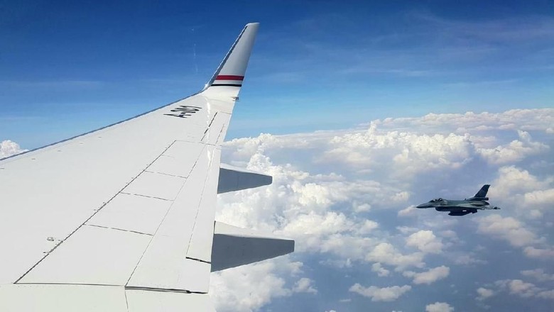Aksi Jet F-16 TNI AU Iringi Perjalanan Dinas JK Aksi Jet F-16 TNI AU Iringi Perjalanan Dinas JK