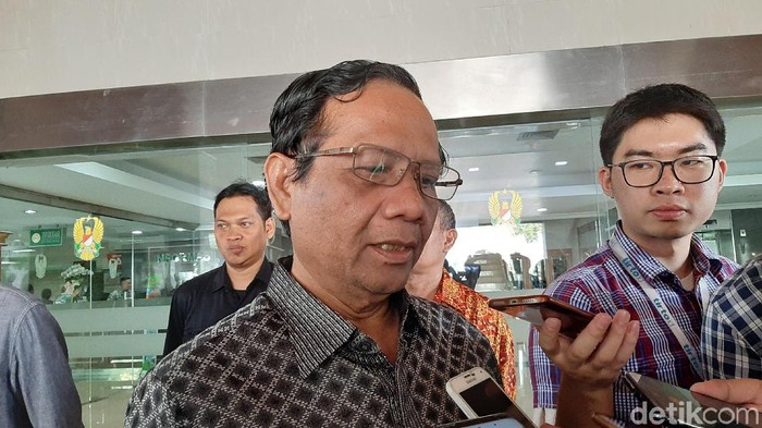 Mahfud MD saat menjenguk Wiranto di RSPAD Gatot Soebroto. (Foto: Lisye/detikcom) Mahfud MD saat menjenguk Wiranto di RSPAD Gatot Soebroto. (Foto: Lisye/detikcom)