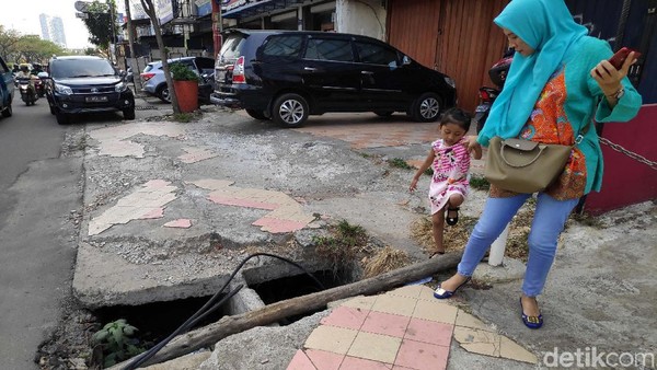 Awas, Lubang Mengintai Pejalan Kaki di Margonda