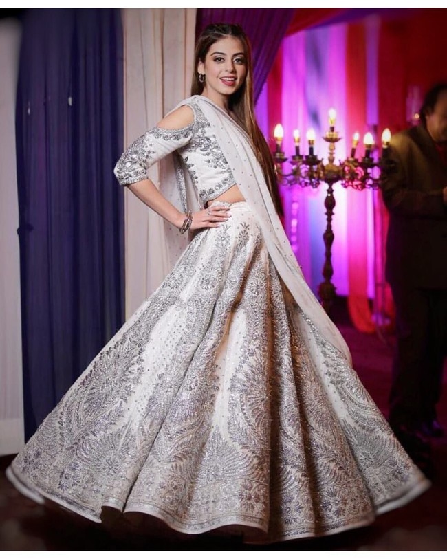 Aku terbiasa menganalisa secara berlebihan segala sesuatu, memastikan tidak menyinggung orang lain dan berusaha baik pada semua orang. Tapi aku malah menyakiti diriku sendiri. Hingga aku sampai pada satu titik aku kehilangan kepercayaanku. Aku sampai bilang jika memang ada seseorang di atas sana (Tuhan YME), seharusnya aku tidak menderita seperti ini, ujarnya. Foto: Instagram