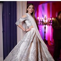 Aku terbiasa menganalisa secara berlebihan segala sesuatu, memastikan tidak menyinggung orang lain dan berusaha baik pada semua orang. Tapi aku malah menyakiti diriku sendiri. Hingga aku sampai pada satu titik aku kehilangan kepercayaanku. Aku sampai bilang jika memang ada seseorang di atas sana (Tuhan YME), seharusnya aku tidak menderita seperti ini, ujarnya. Foto: Instagram