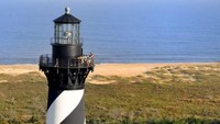 Ada banyak mercusuar di Outer Banks. Turis bisa naik ke atasnya dan menikmati lanskap pantai dari ketinggian (Facebook/Visit The Outer Banks)
