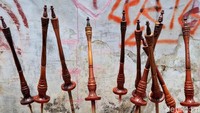 Produk berbahan dasar kayu sonokeling ini, ia pasarkan secara konvensional dan online ke berbagai kota seperti Bandung, Karawang, Tasikmalaya, Banten hingga Lombok.