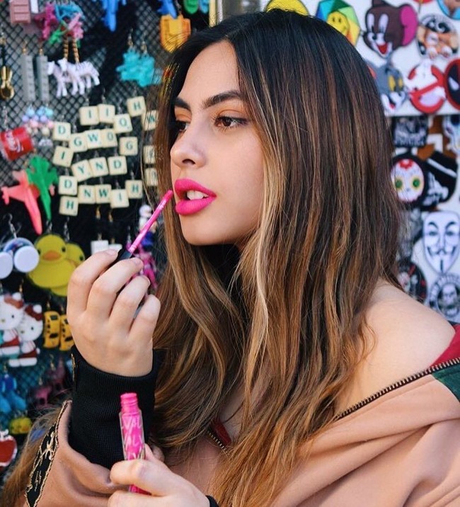 Lipstik Valerie Thomas PutriJeremy Thomas, Valerie Thomas memiliki label lipstik VAL by Valerie Thomas.  Terdiri dari dua jenis lip matte dan lip cream, lipstik VAL by Valerie Thomas dijual dengan harga mulai dari Rp 59.400.   Foto: Instagram