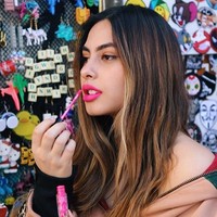 Lipstik Valerie Thomas PutriJeremy Thomas, Valerie Thomas memiliki label lipstik VAL by Valerie Thomas.  Terdiri dari dua jenis lip matte dan lip cream, lipstik VAL by Valerie Thomas dijual dengan harga mulai dari Rp 59.400.   Foto: Instagram